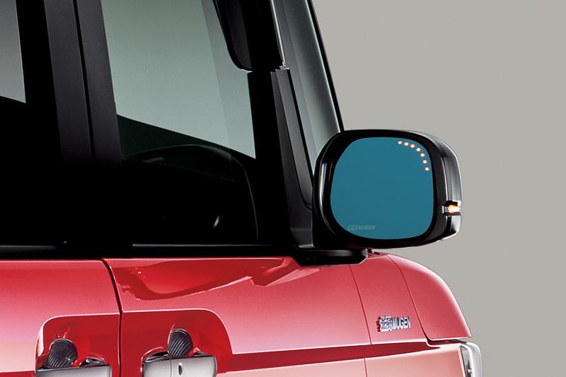 広角のブルーミラーを採用する「ハイドロフィリックLEDミラー」（2万2680円）は親水性で雨天時でも視界を確保できる