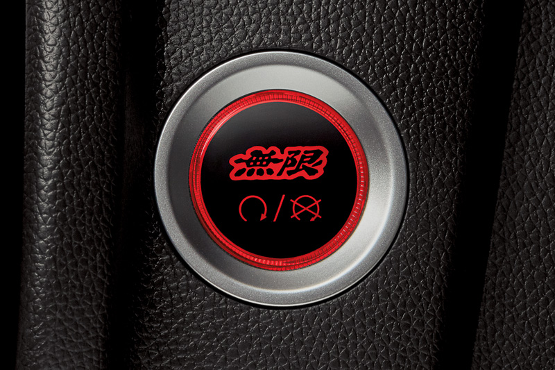 ユニット交換タイプの「エンジンスタート/ストップスイッチ」（1万9440円）。ガソリン車用で、写真左がOFF、写真右がONの状態。2018年3月下旬発売予定