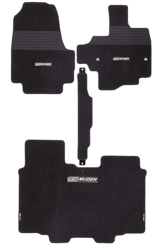 運転席用マットにヒールパッドを採用した「スポーツマット」（2万4840円）。写真左がベンチシート用で、写真右が助手席スーパースライドシート用。それぞれ「ブラック×レッド」「ブラック」のカラーを用意