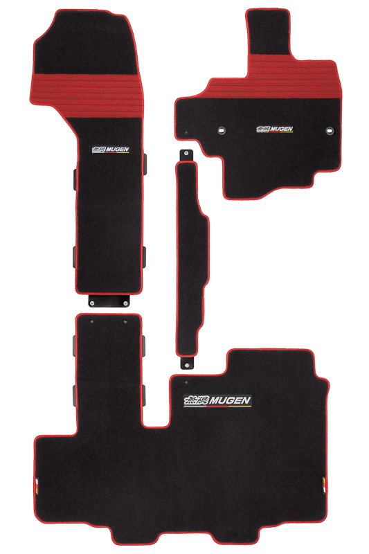 運転席用マットにヒールパッドを採用した「スポーツマット」（2万4840円）。写真左がベンチシート用で、写真右が助手席スーパースライドシート用。それぞれ「ブラック×レッド」「ブラック」のカラーを用意