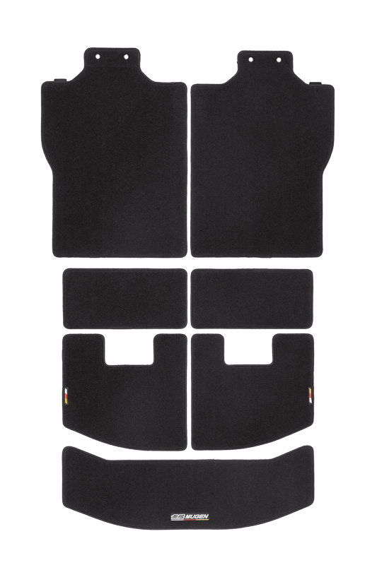 ラゲッジルームフロアの汚れを防止する「スポーツラゲッジマット」（2万3760円）。スポーツマットと同素材を採用し、カラーは「ブラック×レッド」「ブラック」を用意