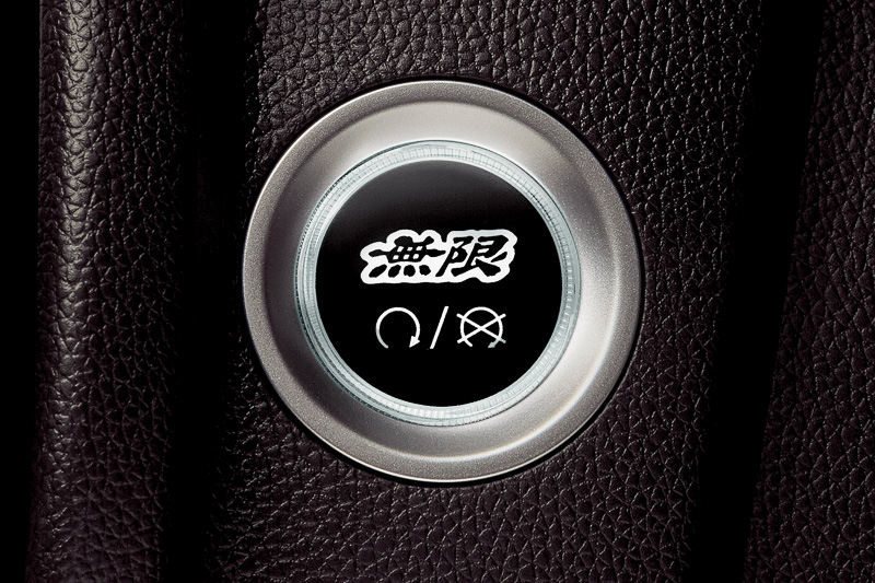 ユニット交換タイプの「エンジンスタート/ストップスイッチ」（1万9440円）。ガソリン車用で、写真左がOFF、写真右がONの状態。2018年3月下旬発売予定