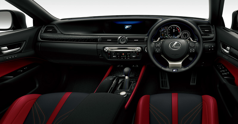 新しく設定された「ブラック＆アクセントフレアレッド」の内装色