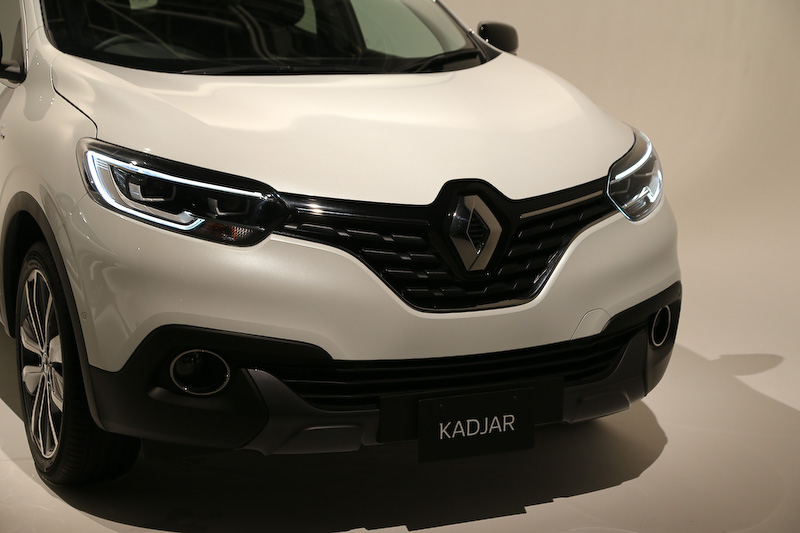 エクステリアでは19インチの大径ホイールを装着するほか、LEDのヘッドライト＆テールランプ、ルノーデザインを象徴するCシェイプのLEDデイタイムランプなどを装備