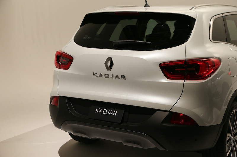 エクステリアでは19インチの大径ホイールを装着するほか、LEDのヘッドライト＆テールランプ、ルノーデザインを象徴するCシェイプのLEDデイタイムランプなどを装備