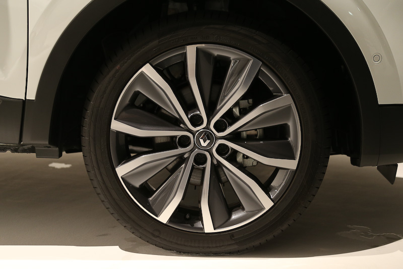 エクステリアでは19インチの大径ホイールを装着するほか、LEDのヘッドライト＆テールランプ、ルノーデザインを象徴するCシェイプのLEDデイタイムランプなどを装備