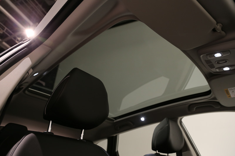 カジャー Boseでは専用設計されたボーズサウンドシステム、大型パノラミックルーフ（サンシェード付）、専用ファブリック×レザー調コンビネーションシートを特別装備