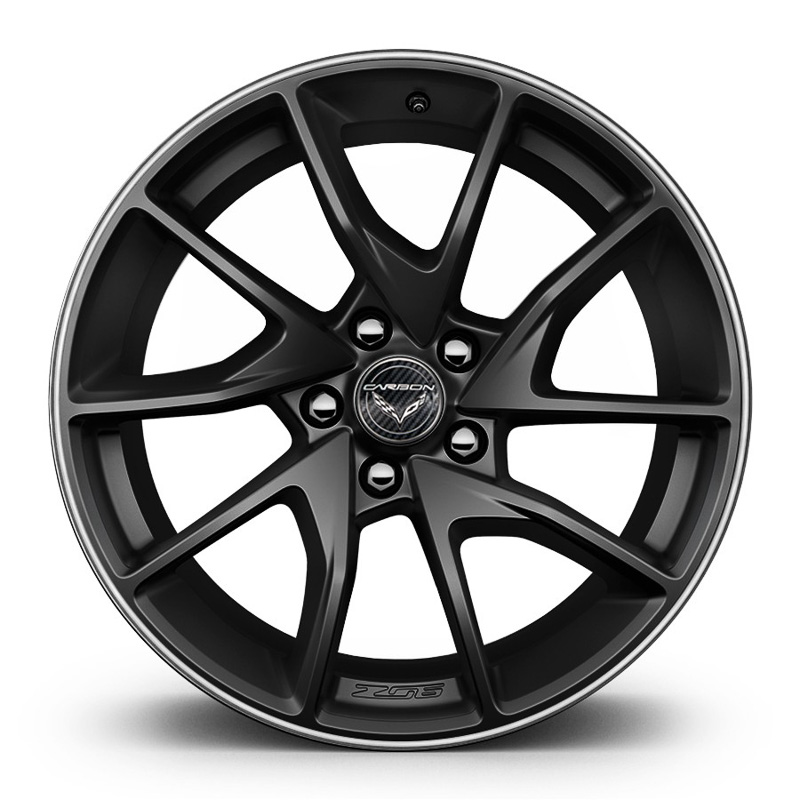 Z06に装着されるブラックペインテッドマシングルーブ“ブレードスタイル”アルミホイール