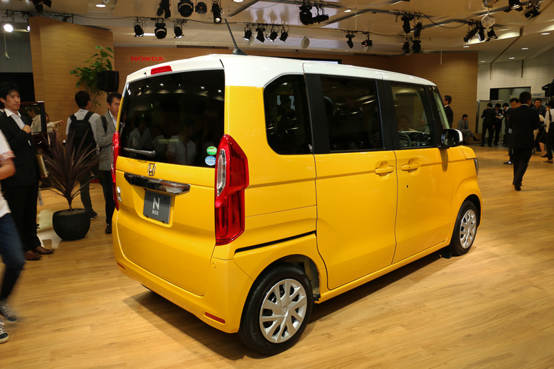写真は「プレミアムイエロー・パールII×ホワイト」。新型N-BOXではモノトーン10色のほか、ルーフがホワイトやブラウンになる2トーンカラー4色を用意する