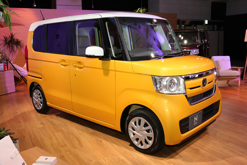 写真は「プレミアムイエロー・パールII×ホワイト」。新型N-BOXではモノトーン10色のほか、ルーフがホワイトやブラウンになる2トーンカラー4色を用意する