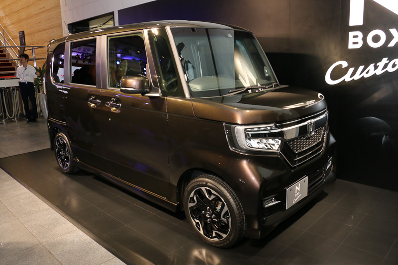 新しいN-BOX カスタムに新色として設定された「プレミアムグラマラスブロンズ・パール」