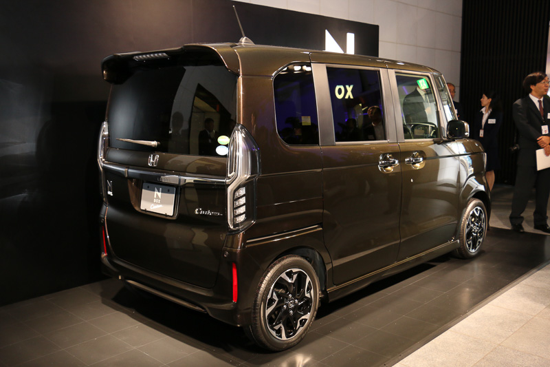 新しいN-BOX カスタムに新色として設定された「プレミアムグラマラスブロンズ・パール」