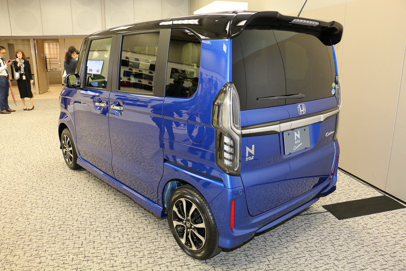 写真は「ブリリアントスポーティブルー・メタリック×ブラック」。新型N-BOX カスタムではモノトーン7色のほか、ルーフがブラック、シルバー、レッドになる2トーンカラー5色を用意する