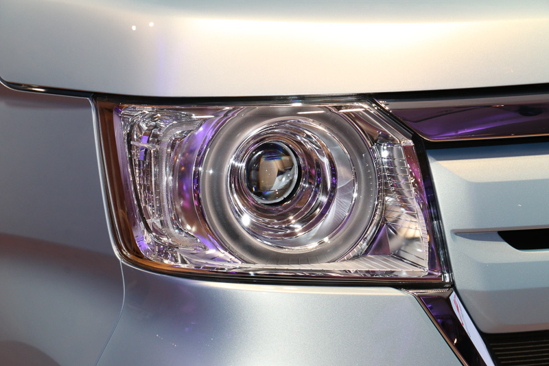 新型N-BOXでは全車でフルLEDヘッドライトを標準装備。丸形ヘッドライトのN-BOX（左）はプロジェクタータイプ、水平基調のヘッドライトを採用するN-BOX カスタム（右）は9灯式のマルチリフレクタータイプを備える