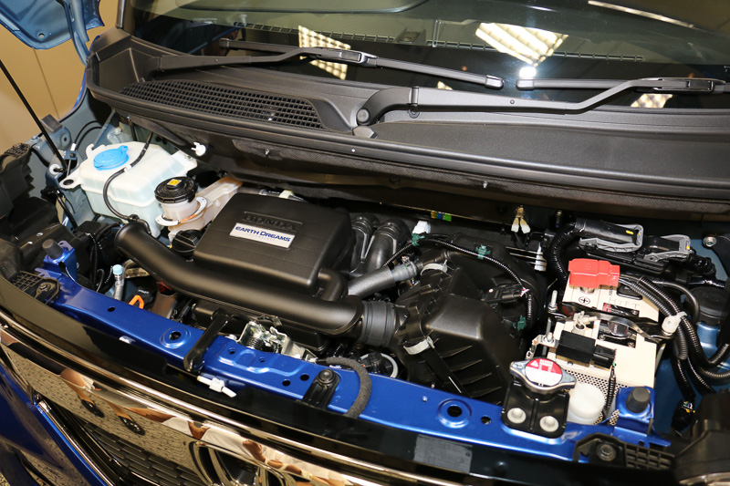 直列3気筒DOHC 0.66リッターの自然吸気エンジンは最高出力43kW（58PS）/7300rpm、最大トルク65Nm（6.6kgm）/4800rpmを発生