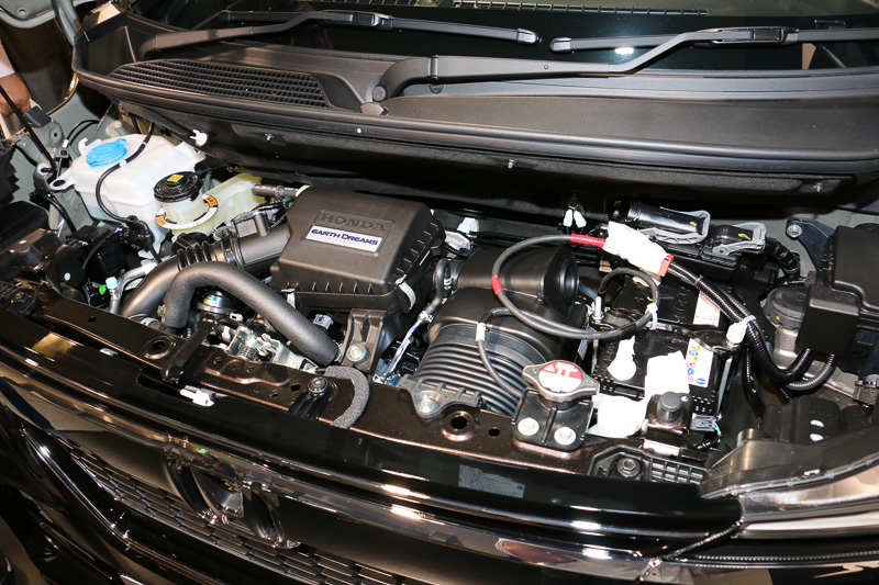 直列3気筒DOHC 0.66リッターターボエンジンは最高出力47kW（64PS）/6000rpm、最大トルク104Nm（10.6kgm）/2600rpmを発生