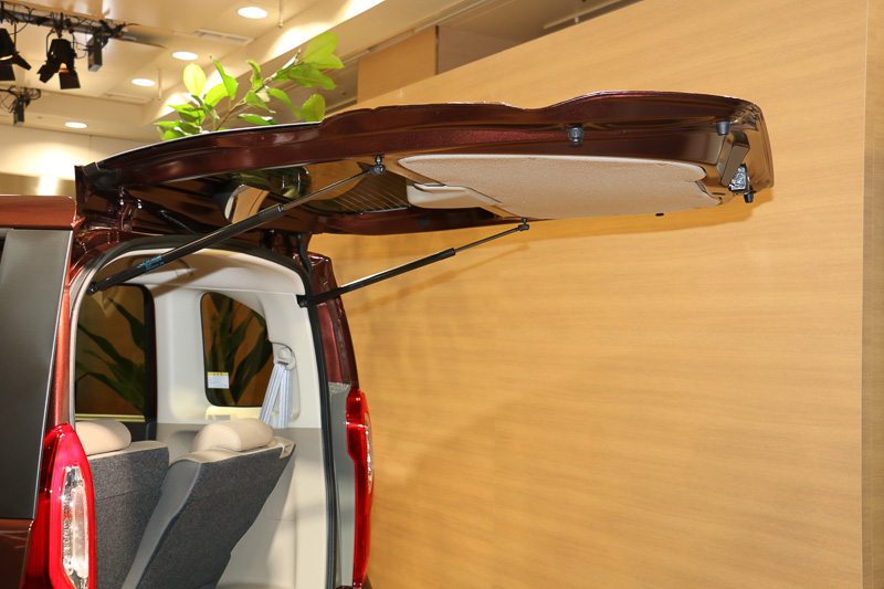 リアシートは左右分割で前後スライドやシートバックのリクライニング、前方側のダイブダウンなどが可能。リアハッチの薄型化などによって荷室容量が増加している