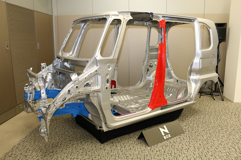 新型N-BOXのホワイトボディ。センターピラーで赤く塗装されている部分に1180MPa級の超高張力鋼板が使われている