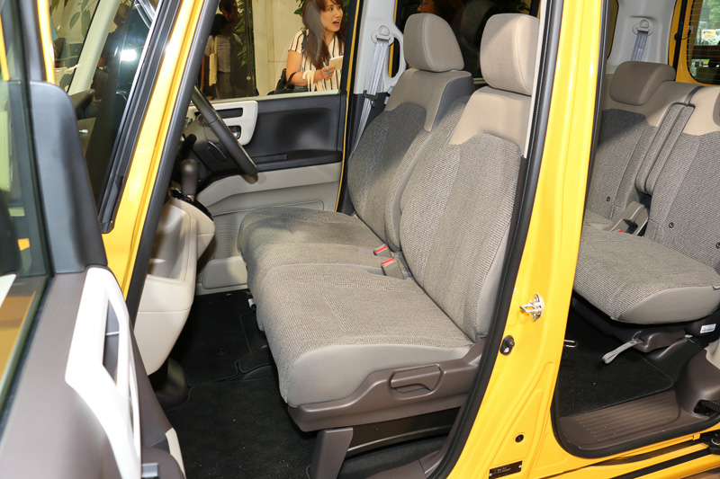 フロントベンチシート仕様のインテリア