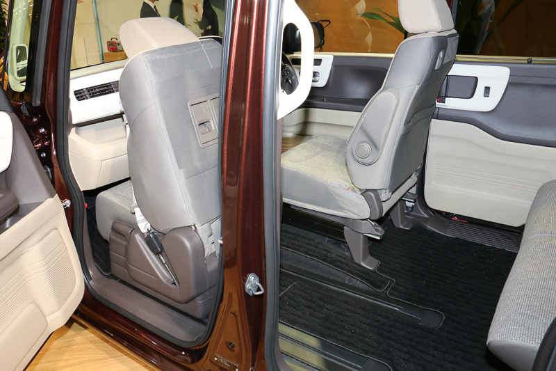 助手席スーパースライド仕様の助手席を最大限まで前進させたシーン