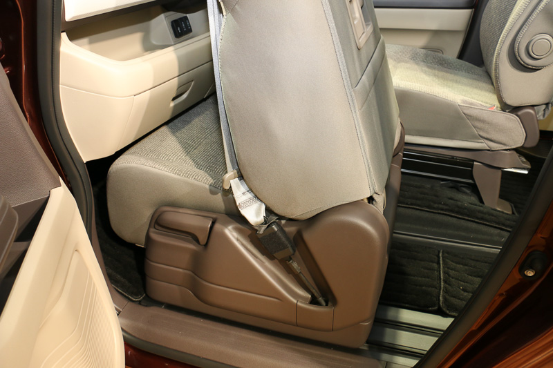 助手席スーパースライド仕様の助手席を最大限まで前進させたシーン