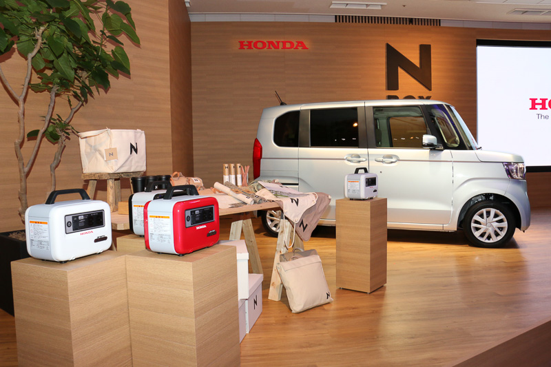 「生活をちょっとよくする」がキーワードの「Nグッズ」。オーガニックな雰囲気のなかに使い勝手を兼ね備える「ボックス型トート」「ワークエプロン」「ベルト付きブランケット」などをラインアップする