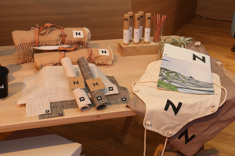 「生活をちょっとよくする」がキーワードの「Nグッズ」。オーガニックな雰囲気のなかに使い勝手を兼ね備える「ボックス型トート」「ワークエプロン」「ベルト付きブランケット」などをラインアップする