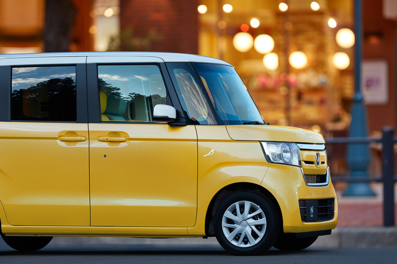 「N-BOX スラッシュ」にインテリアをトータルコーディネートできる北欧スタイルコレクションを設定（掲載している写真は全て「N-BOX」の装着イメージ）