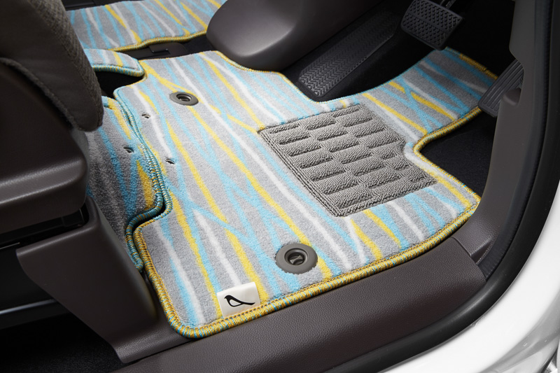 シートカバーなどと同色系を用いた「フロアカーペットマット」（3万6720円、11月下旬発売予定）