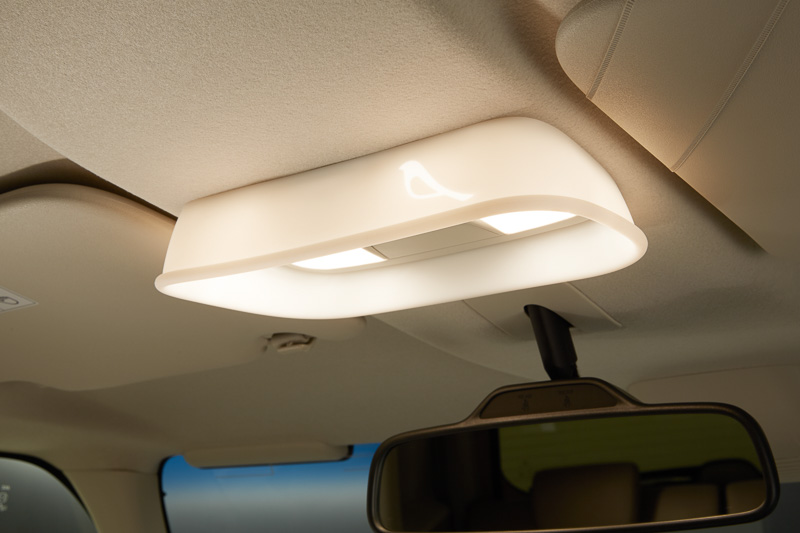 小鳥のデザインが浮かび上がるシリコン製の「ルームランプシェード」（6480円）