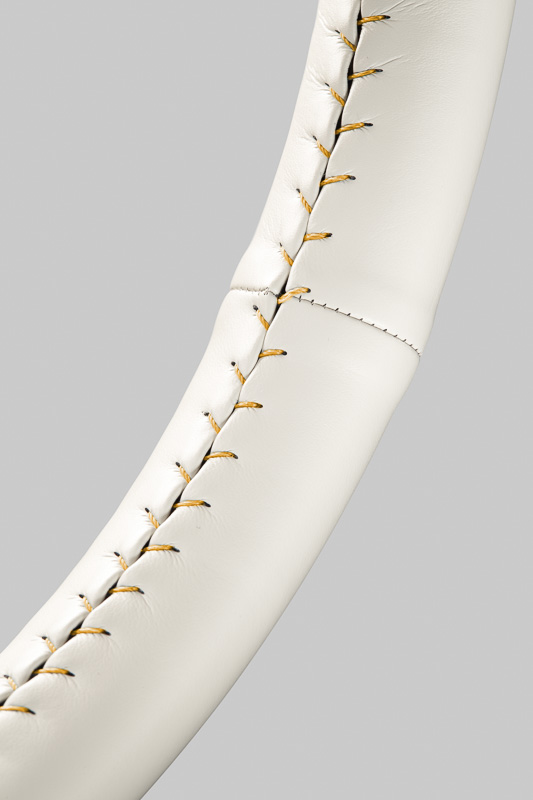 アイボリーの合皮製表皮にブルー、もしくはイエローのステッチを施した「ステアリングホイールカバー」（各7560円）