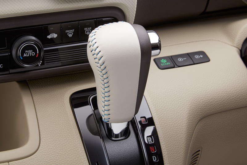 ステアリングカバーとお揃いでコーディネートができる「シフトノブ」（各5400円）