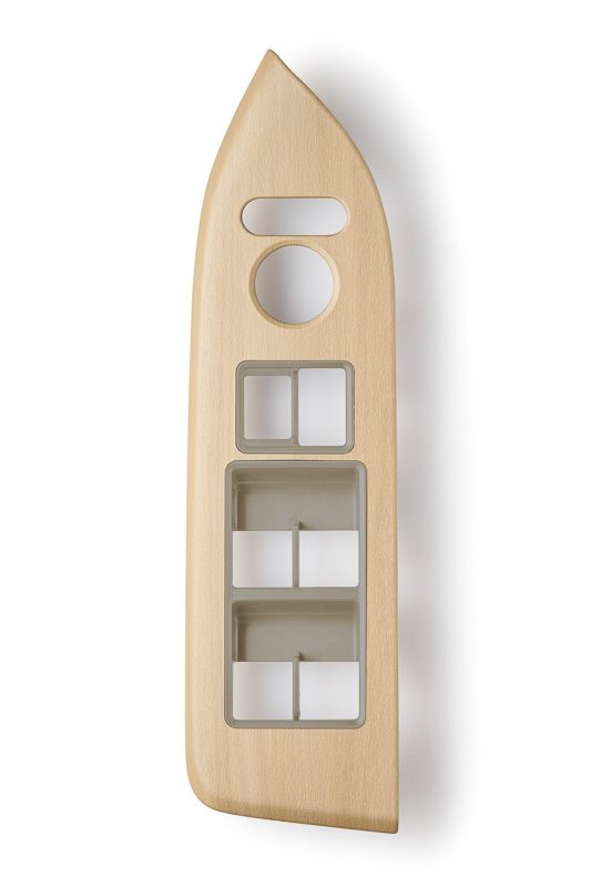 「インテリアパネル」は、北欧らしい白木目調で明るく落ち着いた印象を与えるフロントドアのドアスイッチパネル部用（1万7280円、左右セット）のほかに、マットアイボリーのインストルメントパネル部＋運転席アッパーボックス部用（1万7280円）も設定