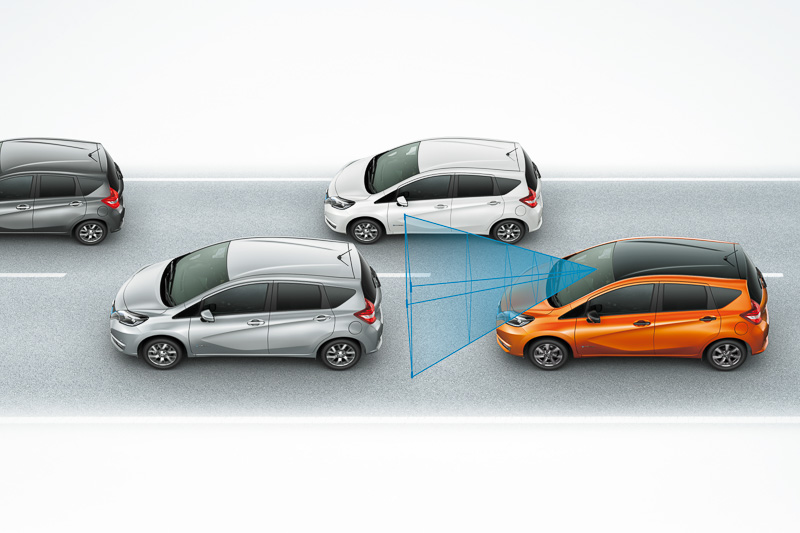 長距離ドライブでの運転負荷を低減する「インテリジェント クルーズコントロール」（左）や「インテリジェントLI（車線逸脱防止支援システム）」（右）を新採用