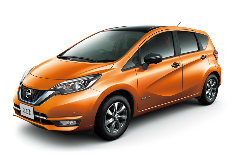 ノート e-POWER MEDALIST ブラックアロー。ルーフやドアミラー、アウトサイドドアハンドルがブラック塗装となる