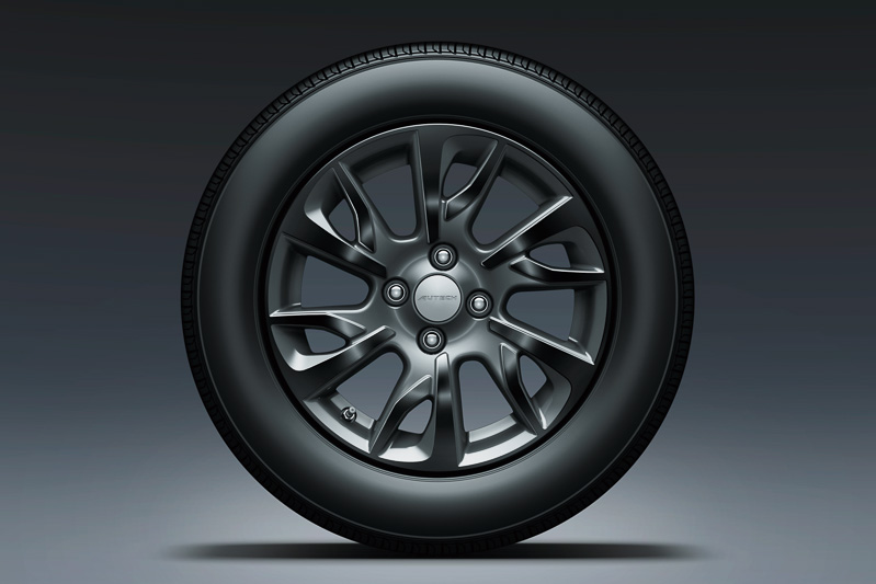 ブラックアローで採用されるグロスブラック15インチアルミホイール