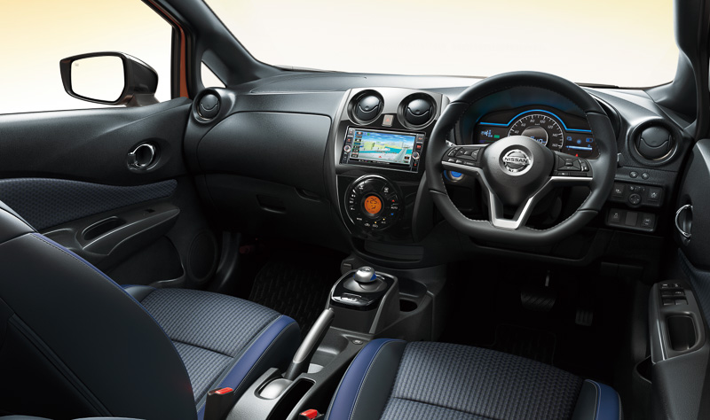 ノート e-POWER MEDALIST ブラックアローのインテリア。ブラック系の色遣いとなり、シートの両サイドにはブルー系の表皮が使用される