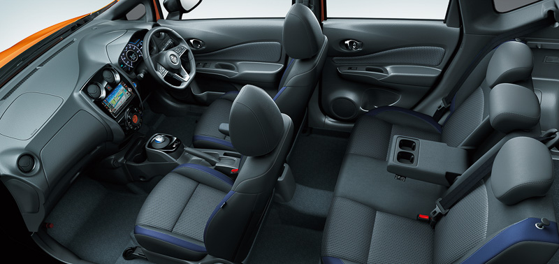 ノート e-POWER MEDALIST ブラックアローのインテリア。ブラック系の色遣いとなり、シートの両サイドにはブルー系の表皮が使用される