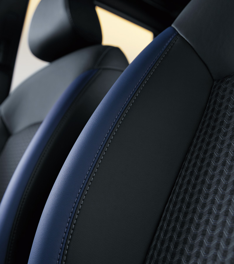 ノート e-POWER MEDALIST ブラックアローのインテリア。ブラック系の色遣いとなり、シートの両サイドにはブルー系の表皮が使用される