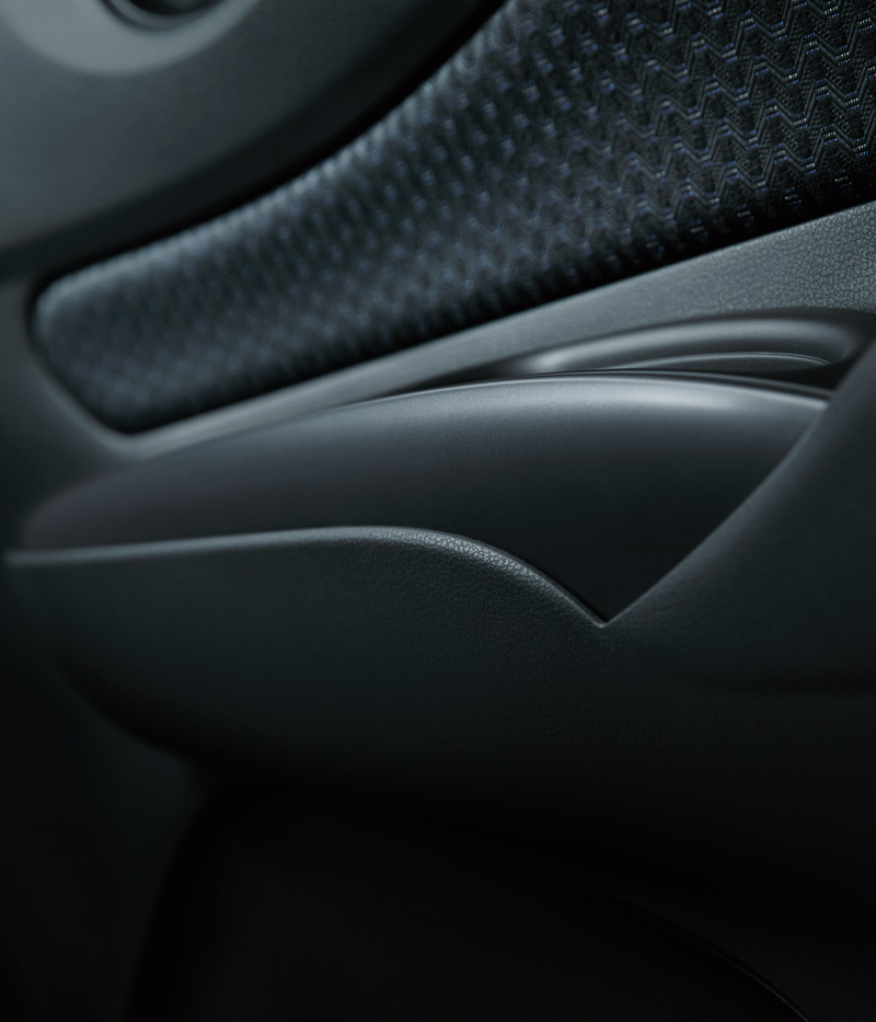 ルーフトリム、ピラーなどなどをブラック化して知的でクールな車内空間を演出