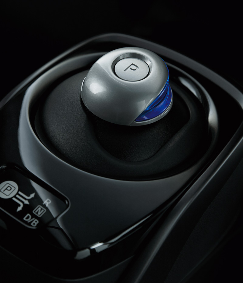 ルーフトリム、ピラーなどなどをブラック化して知的でクールな車内空間を演出