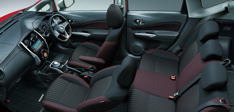 モード・プレミア専用インテリア「ブラック/ブラウンコンビシート」