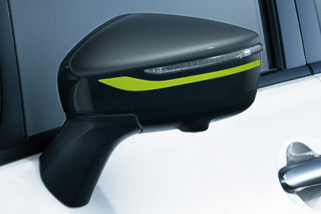 外観ではダークメタリックのスタイリングガードをフロント、サイド、リアに追加