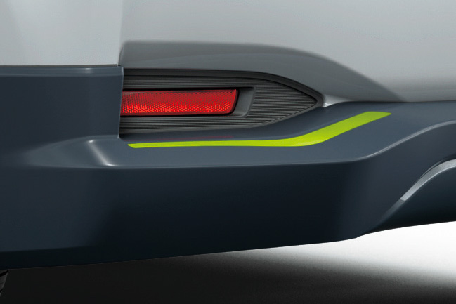 外観ではダークメタリックのスタイリングガードをフロント、サイド、リアに追加