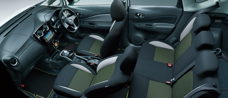 アクティブなイメージを持つ専用シートクロスを採用