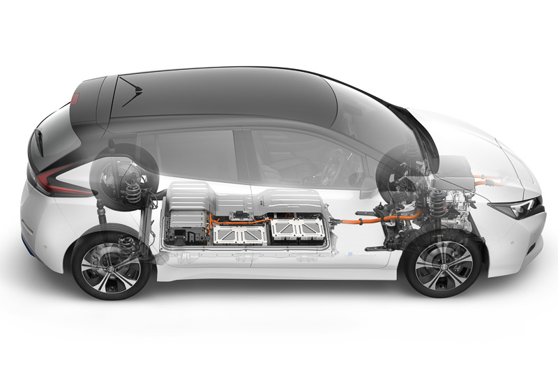 モーター出力を最高出力110kW（150PS）/3283-9795rpm、最大トルク320Nm（32.6kgm）/0-3283rpmにパワーアップ。リチウムイオンバッテリーの容量も40kWhに向上し、JC08モードの航続距離は400kmを実現