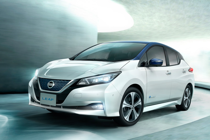 新型リーフの走行イメージ。最高出力を初代モデルの80kW（109PS）から110kW（150PS）、最大トルクを254Nmから320Nmに高めて加速性能を向上させたほか、40kWhのリチウムイオンバッテリーを搭載してJC08モードの航続距離は400kmを実現した