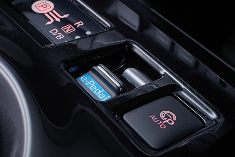 センターコンソールのシフトセレクター前方に「e-Pedal」のスイッチと「プロパイロット パーキングスイッチ」をレイアウト。プロパイロット パーキングスイッチを押し続けることで、駐車の操作が電動パーキングブレーキの作動まで完了する