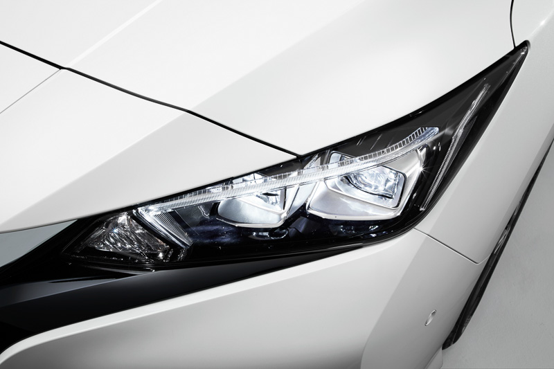 ダイレクト照射タイプのLEDヘッドライトを採用