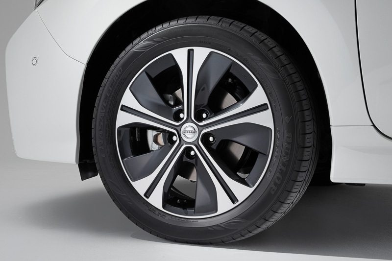 タイヤサイズは205/55 R16、または215/50 R17を設定